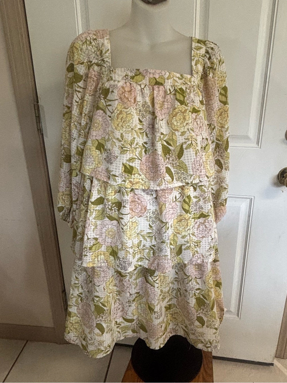 Med Who What Wear tiered white/pink floral square neck 3/4 sleeve dress.  In EUC